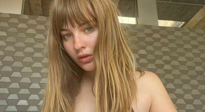 Victoria De Angelis sfida Instagram a colpi di nudo e fiorellini